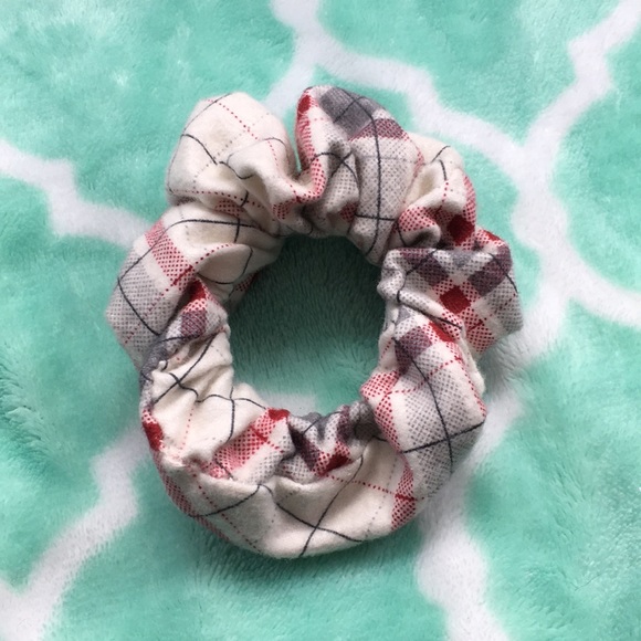 Plaid design scrunchie! - Picture 1 of 2